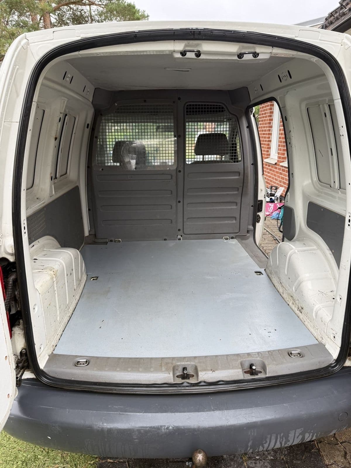 Efter: samma lastutrymme med rent golv.